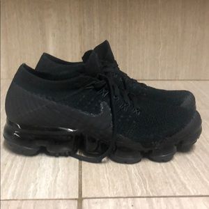 all black vapormax size 6